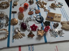 MASSIVE Lot Of Vintage JEWELRY Over 100 Pieces, Comes With Plastic Case ~ #327