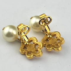 Vintage Crown Trifari Red Enamel Faux Pearl Dangle Earrings 1.5″ Gold Tone