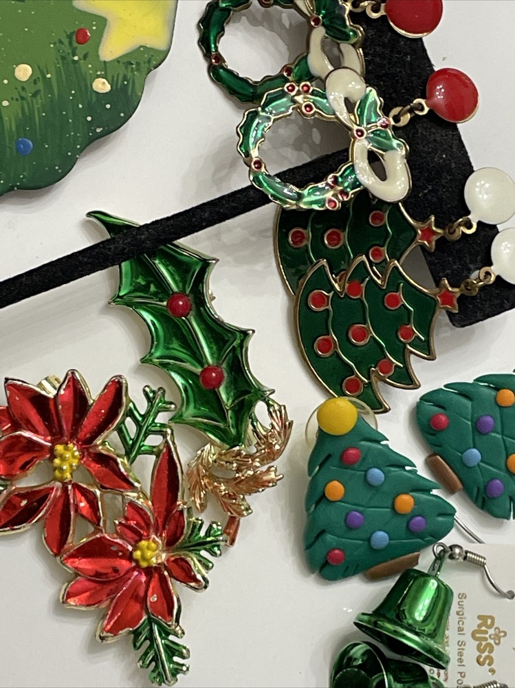 Vtg CHRISTMAS JEWELRY LOT Brooch Dangle Earrings Bells Tree Holly Wreaths