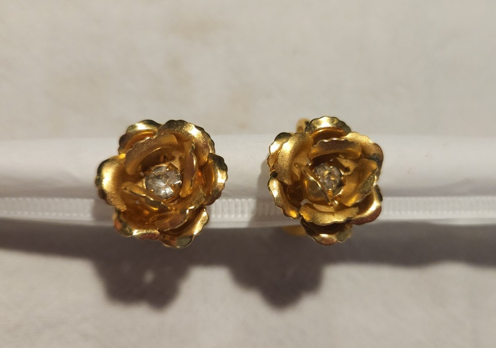 Vintage B&N Bugbee & Niles 3-D rose flower Gold Tone floral Screw Back earrings