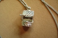 VINTAGE WISHING WELL GOOD LUCK SILVER TONE CHAIN CHARM PENDANT NECKLACE!!!