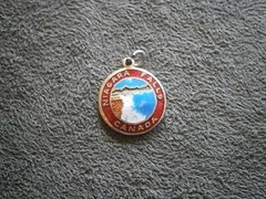 Niagara Falls Canada Vintage Goldtone Enamel Bracelet Charm Pendant 2.0g