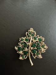Vintage Emerald Green And Clear Rhinestone Leaf Brooch Fall Pin Goldtone