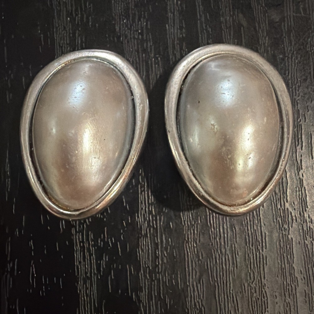LES BERNARD Signed Lt Gray Faux Pearl Oval Silver Tone Clip Earrings VTG 1.25″