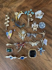 Spectacular lot of assorted vintage brooches