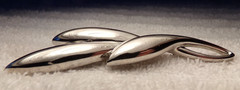 VTG TRIFARI SILVER TONE MODERN LONG FLOWER BUD STYLIZED BAR PIN BROOCH 3 1/8″