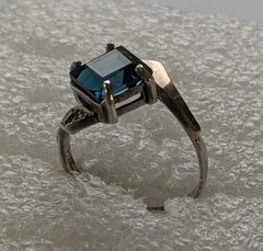 Vintage ring sterling silver 925 Size 8.5 Weight 3.29 g. Blue gem. Gold insert.