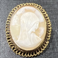 vintage cameo brooch 1.5 In