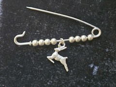 XL Saftey Pin W Reindeer Deer Xmas Charm Silver-Tone Beads 3″ Articulated