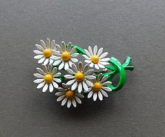 Vintage Brooch – Bouquet of White & Yellow Daisy – 1960s retro – unbranded