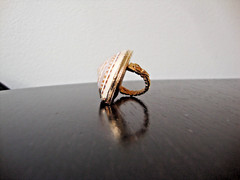VTG HANDMADE NATURAL LACQUERED SEASHELL GOLD PLATED HINGED DRESS/SCARF CLIP