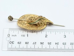 ANTIQUE GOLD TONE FILIGREE HAT WITH FEATHER BROOCH PENDANT PIN RARE