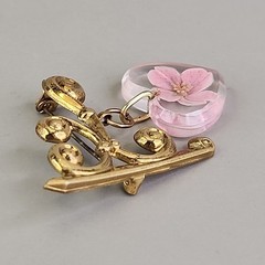 Vintage Dried Pink Flower Brooch Heart Dangle Gold Plated Bracket 1.25″