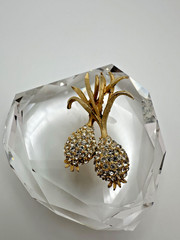 Vintage Gold Rhinestone Onion Brooch 5cm JB23