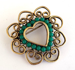 VIntage Green Plastic Stone Heart Gold Tone Filigree Pin 1-9/16″