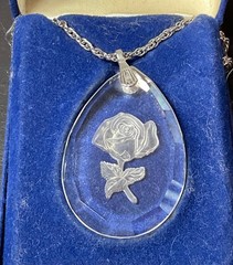 Vintage Jewelry Little Gallery Etched Crystal Rose Pendant Necklace w/Box – Nice