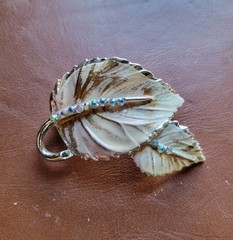 Vintage BSK Brooch Pin Gold Tone Leaf-Signed/heart/purple Tones Stones Brooches
