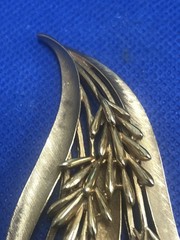 VTG CROWN TRIFARI TRIFARIUM HIGH GLOSS & MATE FINISH GOLD TONE FLORAL BROOCH PIN
