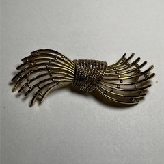 VINTAGE OSCAR DE LA RENTA Signed Gold Tone Bow Brooch Pin, Rare, 3.25”