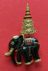 VINTAGE CHRISTMAS TREE PIN BROOCH ELEPHANT ENAMEL RARE BOOK PIECE 2008 HTF 31