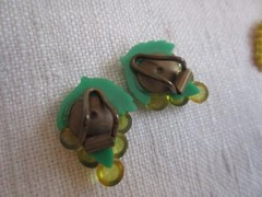 Unique VTG plastic Clip Earrings, push on yellow leaves, grapes clips FE25-33