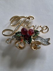 Vtg Napier Crystal ‘Peace’ with Holly Brooch in Box