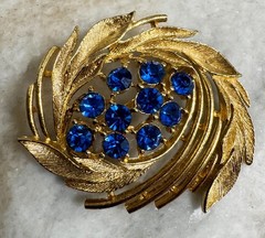 Vintage Blue Rhinestone Leaf Wreath Lisner Brooch yellow gold plated