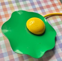 RARE VINTAGE EARLY 1960s MOD POP ART FLOWER PIN GREEN & YELLOW 💚💛 PETALS