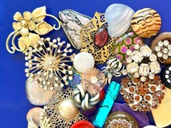 30PC VTG FLOWER PIN craft LOT,Mixed Media FLORAL ART,repurpose,HOLIDAY CRAFTS