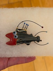 VINTAGE CYNTHIA CHUANG JEWELRY 10 FISH BROOCH PIN – IN ORIGINAL BOX!