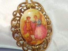 Vintage 70’s Lovers Cameo Pretty Ornate Brass Classic Oval Setting Brooch 595ag0