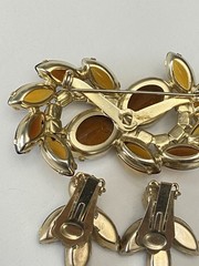 VTG BROWN AMBER AURORA COLOR BOREALIS BROOCH & CLIP ON EARRINGS