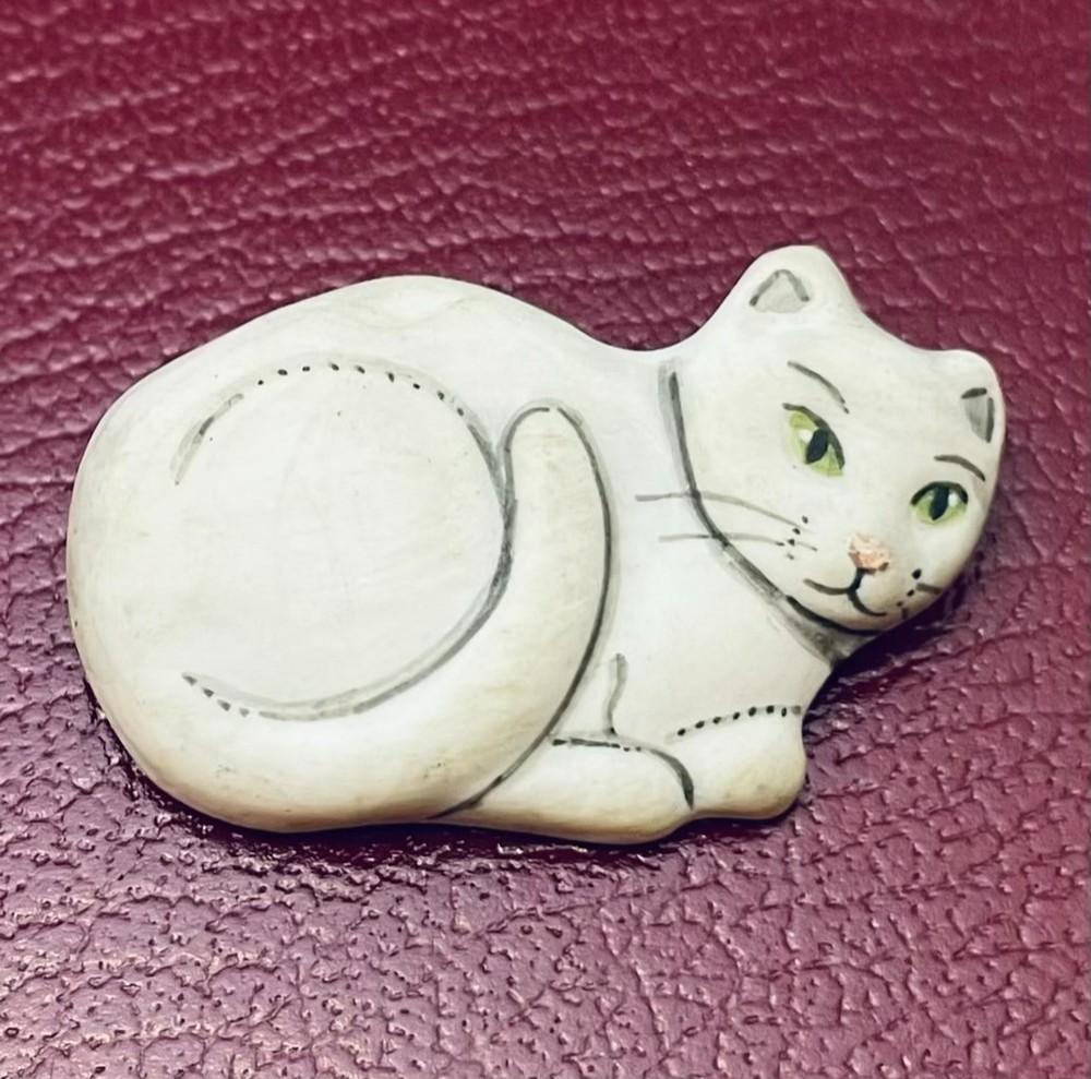 Vintage 1968 White Kitty Cat Brooch Ceramic Pin Signed Budwell Hand Painted 1.5″