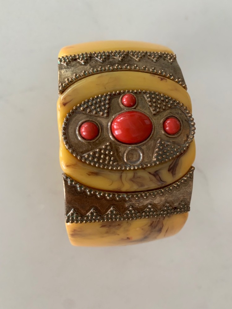 VINTAGE BRACELET IN THE CUFF OR CLAMP STYLE MADE OF PLASTIC IN THE MUGHUL STYLE!