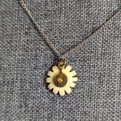 Vintage Carved Celluloid Cream Flower Daisy Dainty Delicate Pendant Necklace 16″