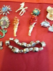 Estate JEWELRY Mixed Costume Lot WEARABLE Mixed Lot Brooch Bracelets #3 jb
