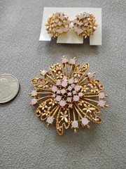 Vtg 1970’s Brooch & Clip Earrings -Pastel Pink Stones W Enameling-Daisy Design