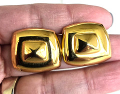 Vintage Small Bold Gold Tone Pierced Earrings 15/16″
