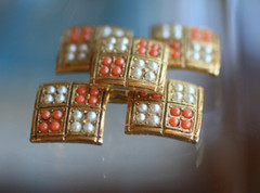 VINTAGE *RARE SEED BEADS IN TINY SQUARES GEOMETRIC DESIGN PIN ON GOLD TONE* XCON