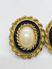 Lady Remington LR vintage goldtone black faux pearl oval clip on earrings