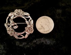 VINTAGE SIGNED MAS J SILVER PLATED ON PEWTER FLORAL CIRCULAR BROOCH.