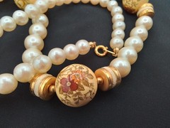 26″ VINTAGE JAPAN PAPER MACHE FLORAL FAUX PEARL GOLD WHITE DISK BEADED NECKLACE