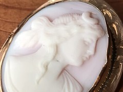 Antique Victorian 10K Yellow Gold Cameo Carved Shell Ornate Edge Brooch Pin