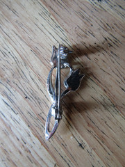 Simple Elegance Vintage Unmarked Tulip Rhinestone Pin Brooch 1 1/2″