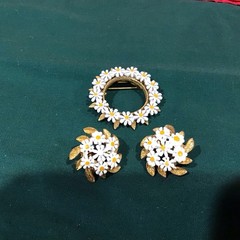 Gorgeous~Vintage Daisy Brooch Pin And Clip On Earrings Set Gold Tone And Resin