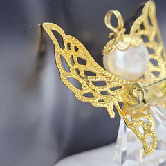 Angel Filigree Wings Gold Tone Faux Pearl Acrylic Vintage Pendant Brooch Pin