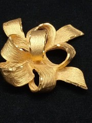 RARE 1950s TONA Textured Diamond Cut 3D Bow Design Brooch