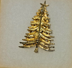 VINTAGE MODE ART RHINESTONE GOLD-TONE CHRISTMAS TREE PIN BROOCH ARTHUR PEPPER