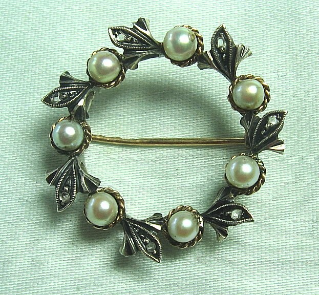 Victorian 19K Gold Wreath Pin w Pearls & Diamond 3.5 grams 1” diameter