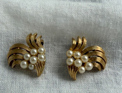 Vintage stunning Crown Trifari gold tone faux pearl spray clip on earrings